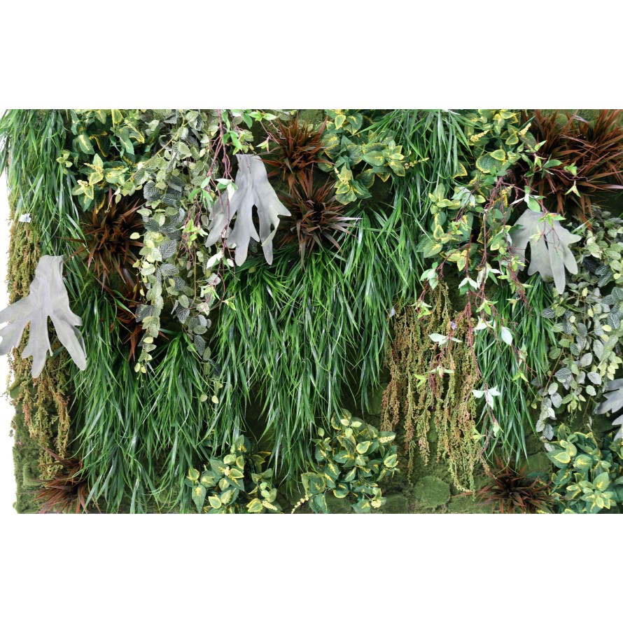 JARDÍN VERTICAL CON PLANTAS CASCADA VERDE